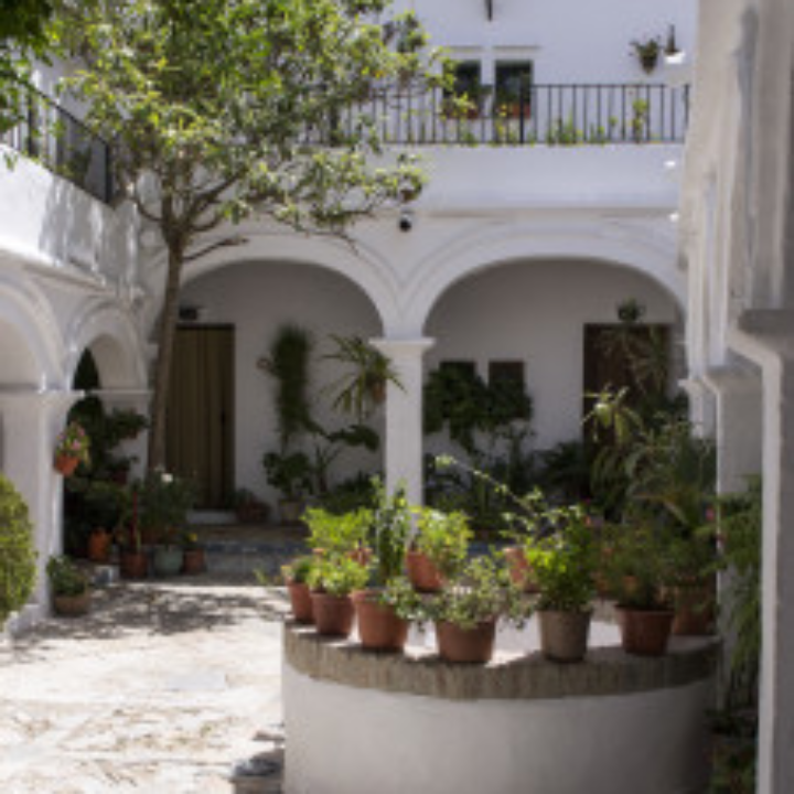 Consejos para maximizar el espacio de tu parking en Vejer: Descubre la solución de aparcamiento en corredera